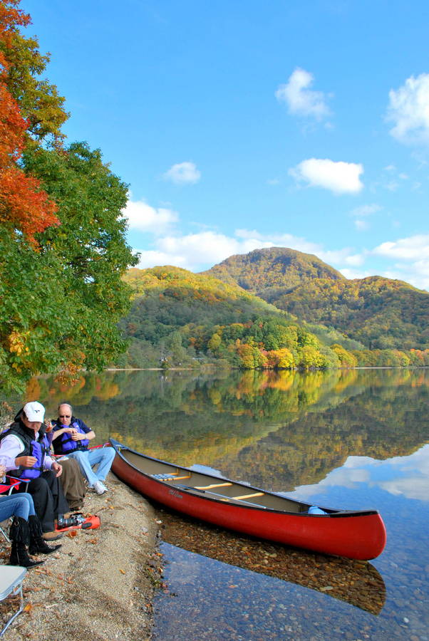 洞爺湖カヌーでピクニック（秋）；　こんな瞬間に湖にいたらどんな気持ちでしょうね。