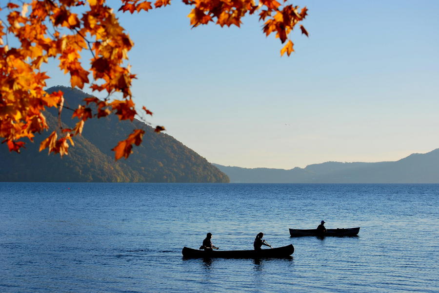 洞爺湖カヌーでピクニック（秋）；　抜けるような青空の下