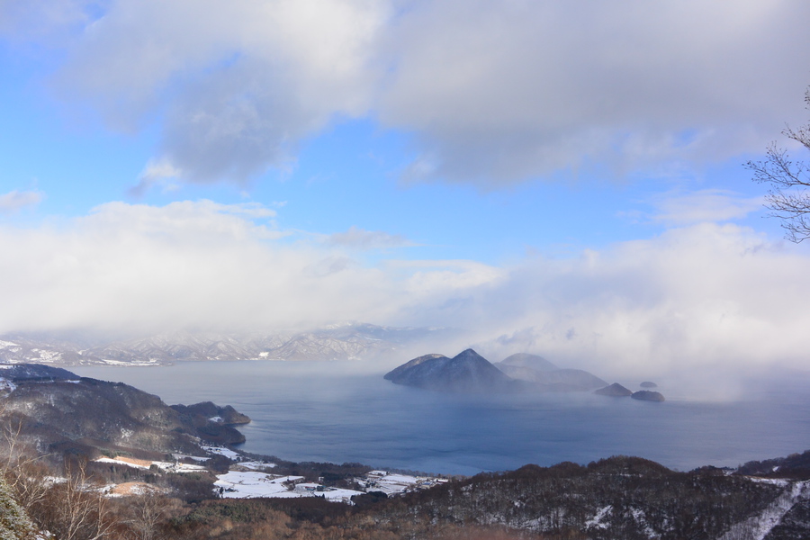 洞爺湖に雪雲がかかり、中島をゆっくりと覆い、そして流れて行きます。