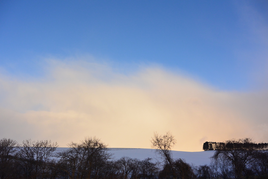 夕日の背後では、雪雲が何とも言えない明るい色彩でその存在をアピールしていました。