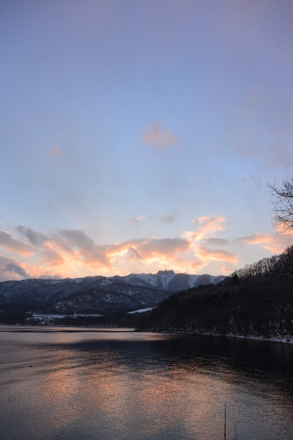美しく暮れる冬の湖畔。